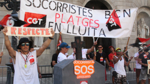 Protesta dels socorristes de platges de Barcelona per reclamar millores laborals