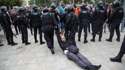 Carga policial en el colegio Ramón Llull de Barcelona./ REUTERS