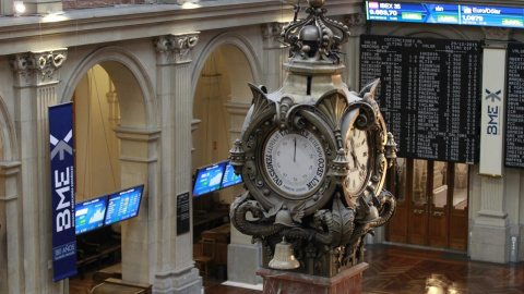 Vista del reloj del patio de negociación de la Bolsa de Madrid. E.P.