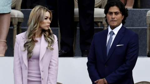 Nicolás Petro Burgos, hijo del presidente Gustavo Petro junto a su exesposa Day Vásquez en la ceremonia de investidura del presidente Gustavo Petro, en la Plaza Bolívar de Bogotá, en Colombia, a 29/07/2023. Mauricio Dueñas Castañeda /ARCHIVO / EFE.