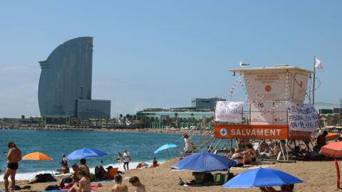 Platja de la Barceloneta amb una torre de salvament fora de servei per la vaga de socorristes