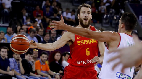 El jugador de la selección española de baloncesto Sergio Rodríguez pelea un balón durante el partido contra la selección de Hungría de Eurobasket 2017. EFE/Juan Carlos Hidalgo