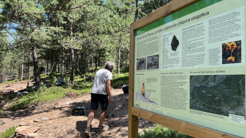 31-7-2023 Rètol indicador del forn de ferro documentat l'any 2022 al jaciment del bosc de Virós