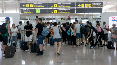 Acumulació d'usuaris per fer el control de seguretat a l'aeroport del Prat