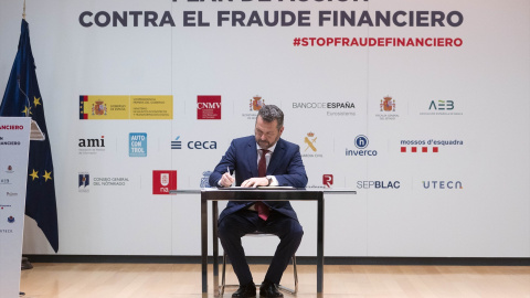 El presidente del CNMV, Rodrigo Buenaventura, firma el ‘Plan de Lucha Contra el Fraude Financiero’,  a 29 de abril de 2022, en Madrid.