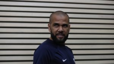 La joven que denunció a Dani Alves por violación pide que siga preso tras cuestionar su última versión