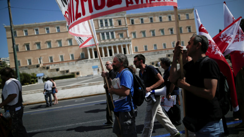 Manifestación de empleados púbicos frente al Parlamento griego en la Plaza Syntagma, en Atenas. REUTERS/Alkis Konstantinidis