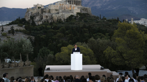 El primer ministro griego Alexis Tsipras, en una intervención pública en la Colina Pnyx Hill, frente a la Acropolis, en Atenas. REUTERS/Alkis Konstantinidis