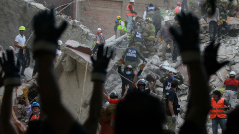 Miembros de la Marina de México, rescatistas y voluntarios realizan labores de rescate en Ciudad de México tras el terremoto que ha dejado más de 200 muertos. EFE