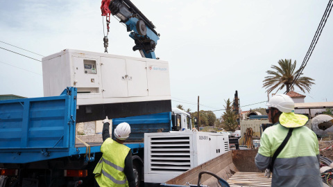 Operarios de Endesa trabajan descargando grupos electrógenos en la Central térmica El Palmar de San Sebastián de La Gomera.