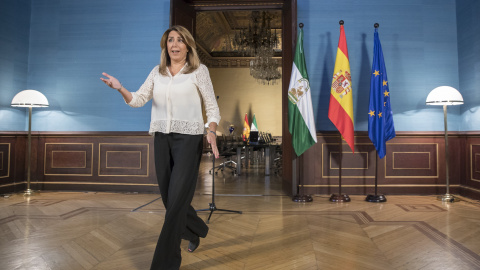 La presidenta andaluza, Susana Díaz, momentos previos a la declaración institucional en el Palacio de San Telmo en Sevilla. EFE/Julio Muñoz