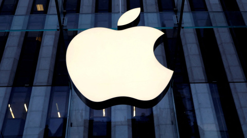 Imagen del logo de Apple en su sede de Manhattan, en Nueva York.