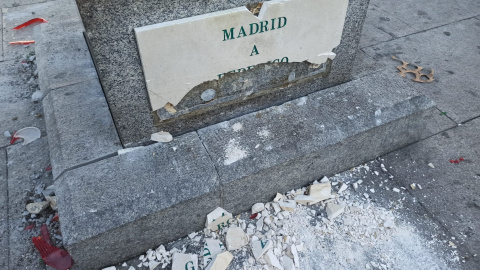 La placa que acompaña a la estatua ha quedado totalmente destrozada.