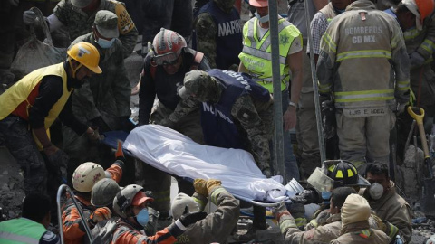 Brigadistas y voluntarios rescatan a víctimas del terremoto en Ciudad de México. / JOSÉ MÉNDEZ (EFE)