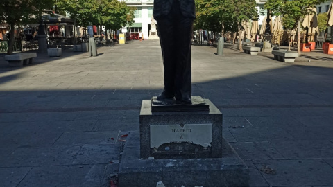 La estatua de García Lorca amanece dañada en la plaza de Santa Ana, Madrid, a 1 de agosto de 2023.