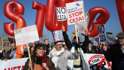 Manifestantes durante las protestas en Estrasburgo en contra del acuerdo entre la UE y Canadá (CETA), Francia / AFP