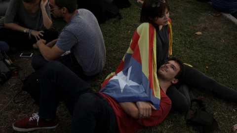 Una pareja ante el TSJCat, en Barcelona. | REUTERS