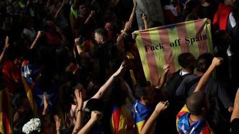 Los manifestantes aún per,manecen delante de la sede del Tribunal Superior de Catalunya. | REUTERS