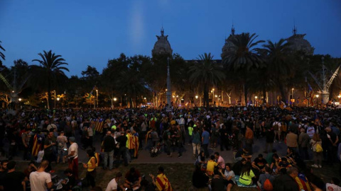 Miles de personas permanecen ante la sede del TSJCat a la caída de la noche en Barcelona | REUTERS