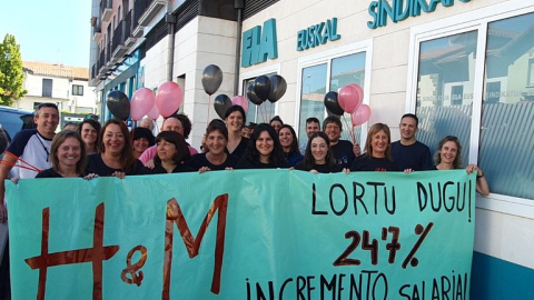 01/08/2023 Trabajadoras de H&M de La Morera celebrando el aumento del 24,7% de su salario