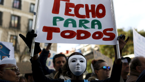 Un manifestante sujeta una pancarta donde se lee "TECHO PARA TODOS" en la protesta convocada por la plataforma "Nadie sin Hogar" por el derecho a la vivienda, en el centro de Madrid, España, 26 de noviembre de economía 2015. REUTERS / Paul Hanna