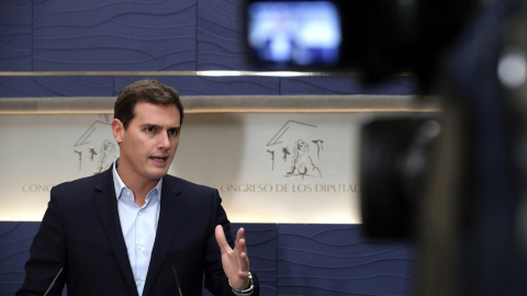 El presidente de Ciudadanos, Albert Rivera, durante la rueda de prensa ofrecida en el Congreso. EFE/Zipi