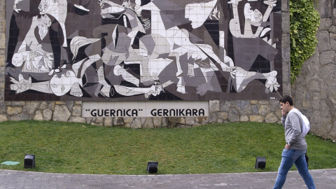 26/04/2017-Un hombre pasa junto a una copia del cuadro de Picasso "Guernica" situada en la localidad española de Gernika, en el norte del País Vasco, el 26 de abril de 2017.