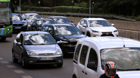 Foto de archivo, varios coches en la carretera.