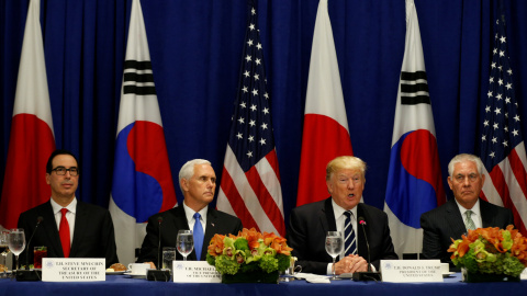 Desde la izquierda, el Secretario del Tesoro de los Estados Unidos, Steve Mnuchin, el Vicepresidente Mike Pence, el Presidente de los Estados Unidos Donald Trump y el Secretario de Estado Rex Tillerson, se reúnen con el Presidente de Corea del Sur Moon J