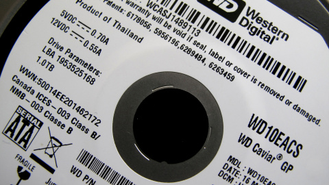 El logo de Western Digital en un disco duro. REUTERS/Mike Blake