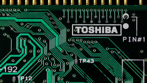 El logo de la japonesa Toshiba impreso en una placa de circuitos. REUTERS/Yuriko Nakao