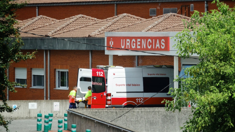 Llegada en ambulancia de alguno de los accidentados del autobús, que subía a los Lagos de Covadonga, al Hospital Grande Covián, 31 de julio de 2023, en Arriondas, Asturias (España).