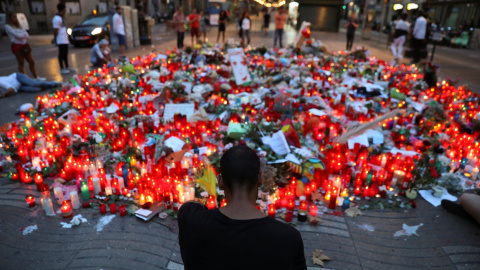 Altar en homenaje a las víctimas de los atentados terroristas en Catalunya, en Las Ramblas. REUTERS