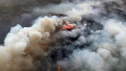 Fotografía facilitada por la Guardia Civil, del incendio de la cumbre de Gran Canaria tomada por un helicóptero de la Guardia Civil en la tarde de ayer, miércoles. /EFE