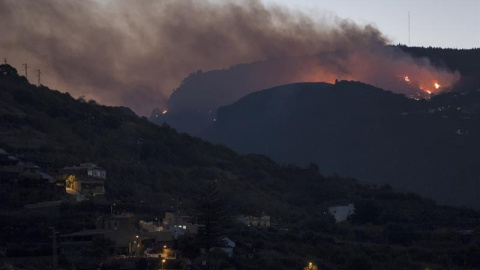 Cerca de 500 personas han sido desalojadas de sus viviendas en la cumbre de Gran Canaria por un incendio forestal. /EFE