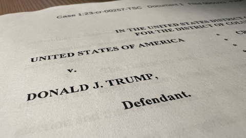 Primera página del documento con la acusación contra el expresidente de EEUU Donald Trump por sus esfuerzos para anular su derrota en las elecciones de 2020. REUTERS/Kevin Fogarty