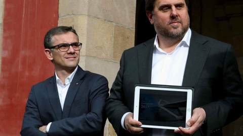 Fotografía de archivo (29/11/2016), del secretario general de Economía del Gobierno catalán, Josep Maria Jové Lladó (i), junto al vicepresidente del Govern y conseller de Economía, Oriol Junqueras (d). /EFE