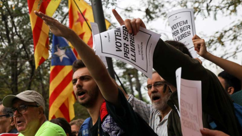 Manifestantes ante la sede del Tribunal Superior de Catalunya. | SUSANA VERA (REUTERS)