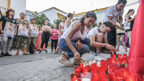 Vecinos de la localidad sevillana de Utrera, en una concentración ante el Ayuntamiento del municipio, en memoria de Erica Vanessa Reyes Álvarez, a 1 de agosto de 2023.