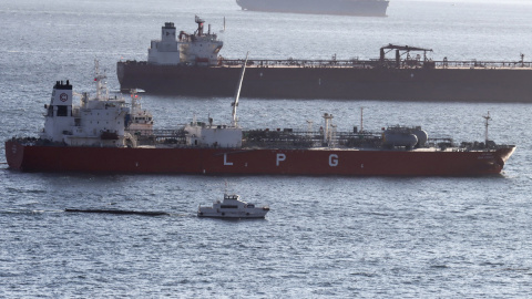 Uno de los buques implicados trasvase de petróleo que ha provocado un vertido de fuel en la Bahía de Algeciras, frente al Peñón de Gibraltar, a 1 de agosto de 2023