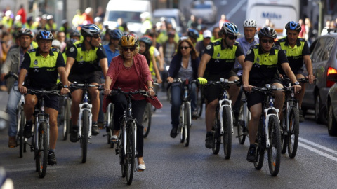 Manuela Carmena en una bicicleta en el Día sin Coches de hace dos años.