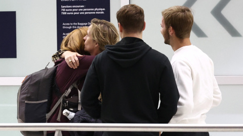 Ciudadanos franceses y europeos evacuados de Níger llegan al aeropuerto de París Charles de Gaulle en Roissy, a 2 de agosto de 2023.