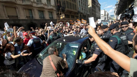 Moments de tensió entre la Guardia Civil i ciutadans en acció de protesta a la Via Laietana