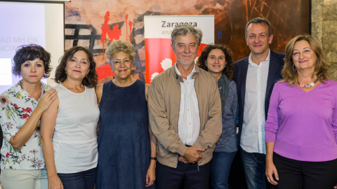 El alcalde de Zaragoza, Pedro Santisteve, y los concejales de Igualdad y de Cultura. Arantza Grazia y Fernando Rivarés, con las representantes de la asociación Clásicas y Populares