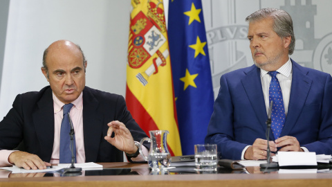 El ministro de Economía, Luis de Guindos (i), junto al portavoz del Gobierno, Íñigo Méndez de Vigo (d), durante la rueda de prensa posterior a la reunión del Consejo de Ministros. EFE/Mariscal