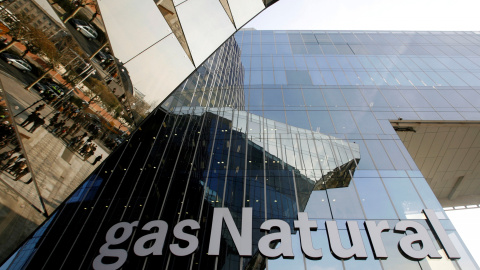 El logo de Gas Natural en su sede en Barcelona. REUTERS/Albert Gea