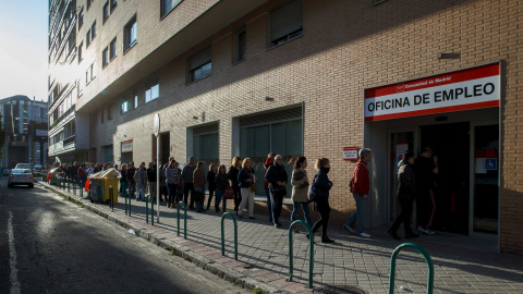 Cola del paro en una oficia del Servicio de Empleo de la Comunidad de Madrid. REUTERS