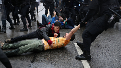 Carga policial en el colegio Ramón Llull de Barcelona./ REUTERS