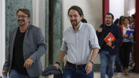 El secretario general de Podemos, Pablo Iglesias (c), el coordinador federal de IU, Alberto Garzón (d), y el portavoz de En Comù Podem en el Congreso, Xavier Domènech, tras asistir en el Congreso a la reunión, convocada por la formación morada, de un