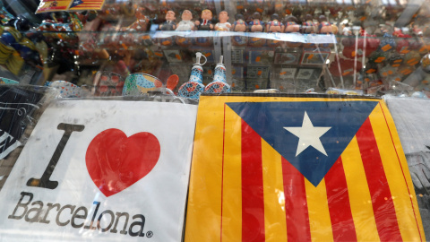 La bandera de la Estelada en una tienda de souvenirs en Barcelona. / Reuters